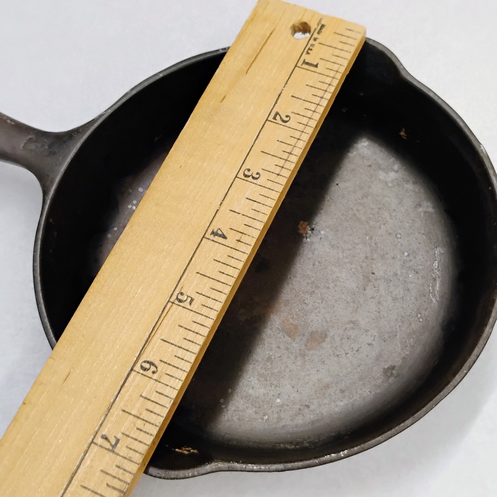 Griswold No 3 Cast Iron Skillet Small Logo Erie PA 709 K Vintage Frying Pan - Picture 5 of 10